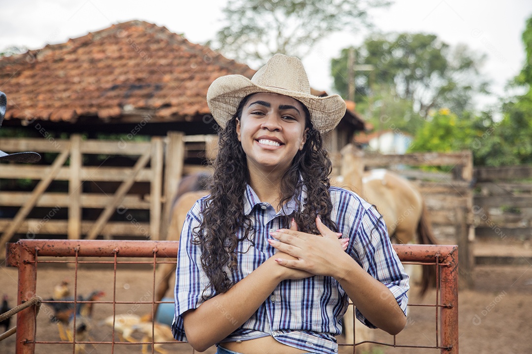 Mulher jovem sobre fazenda