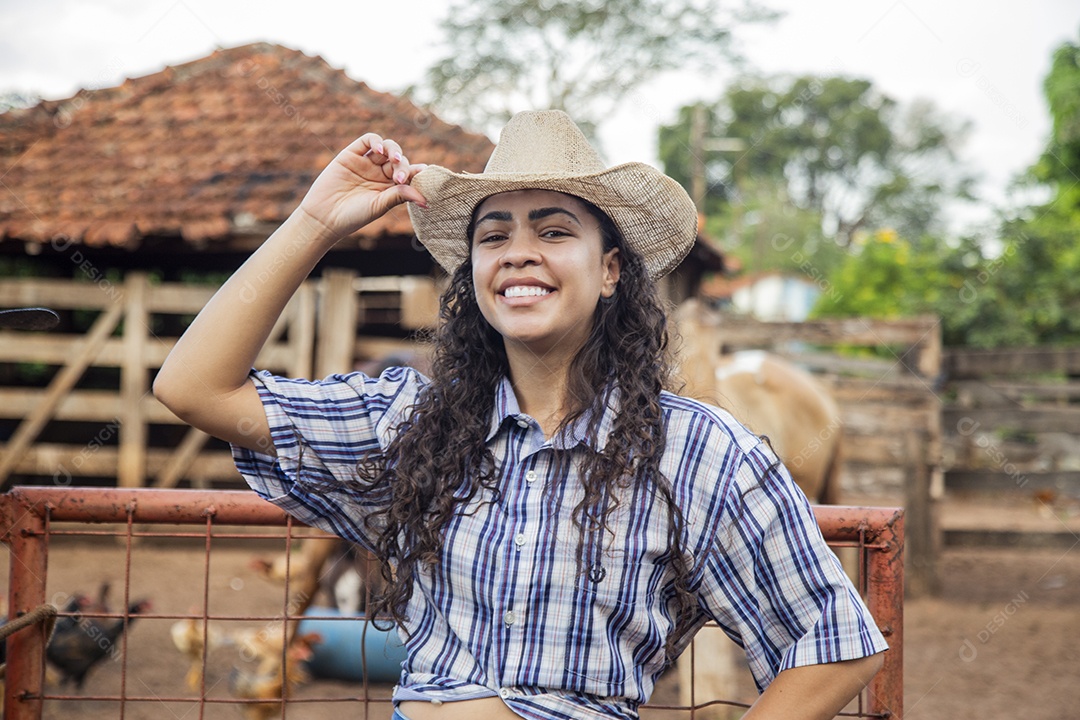 Mulher jovem sobre fazenda
