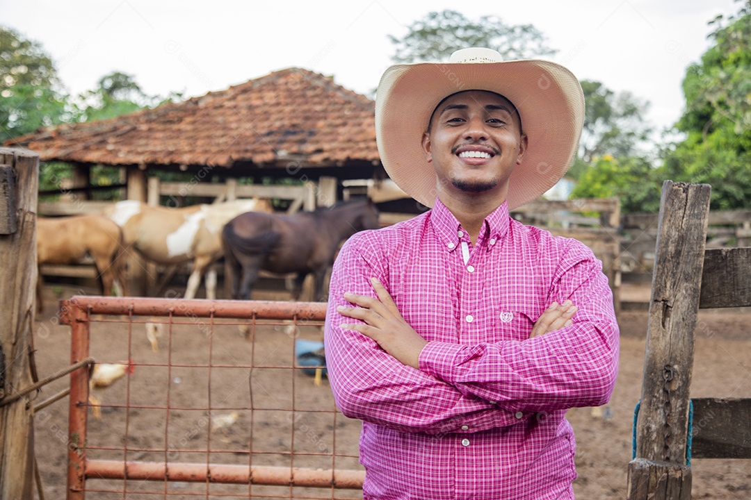 Homem jovem sobre fazenda Homem jovem sobre fazenda