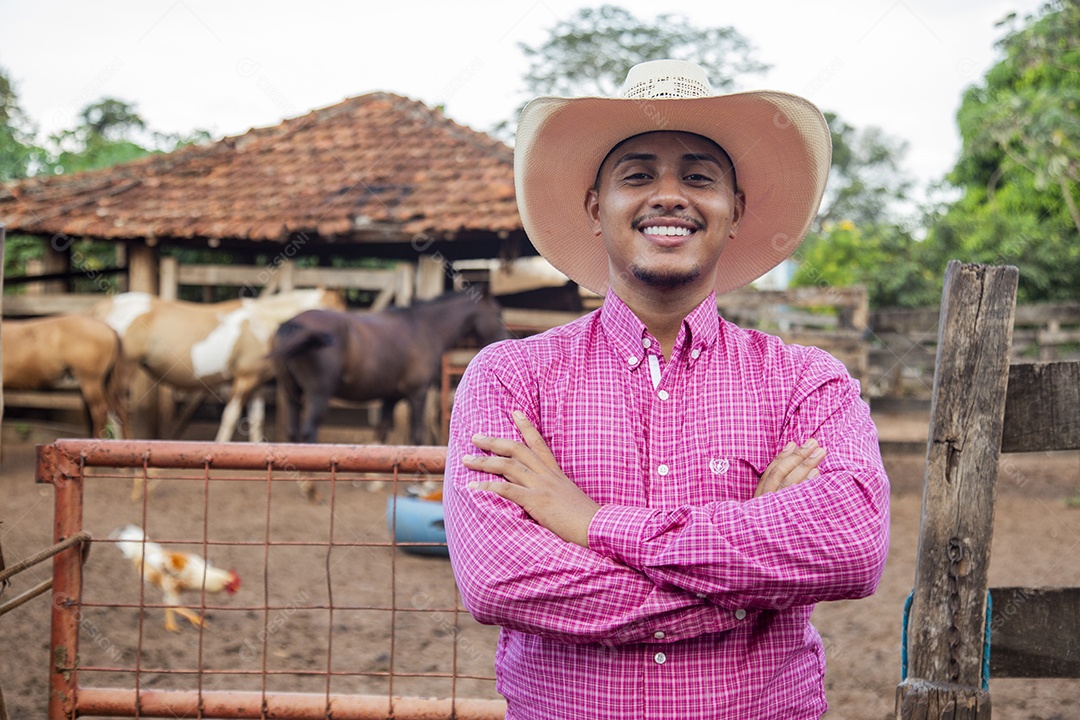 Homem jovem sobre fazenda