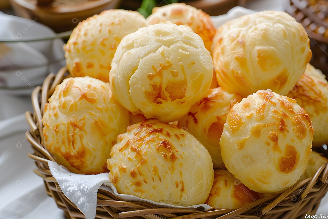 Pães de queijo fresco em uma bandeija