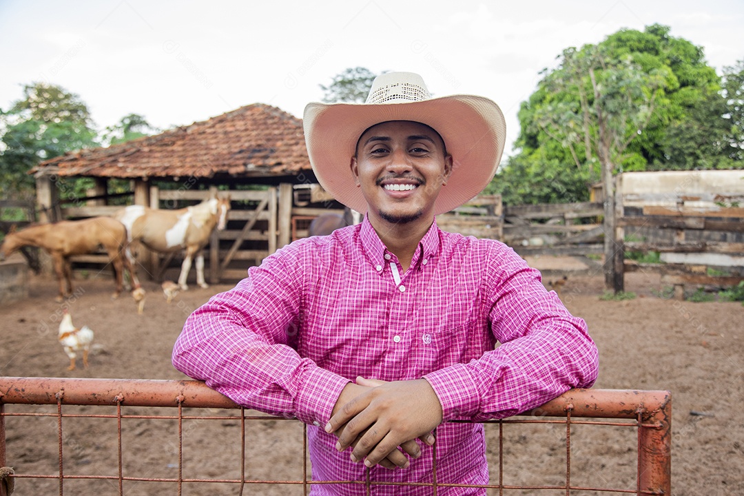 Homem jovem sobre fazenda