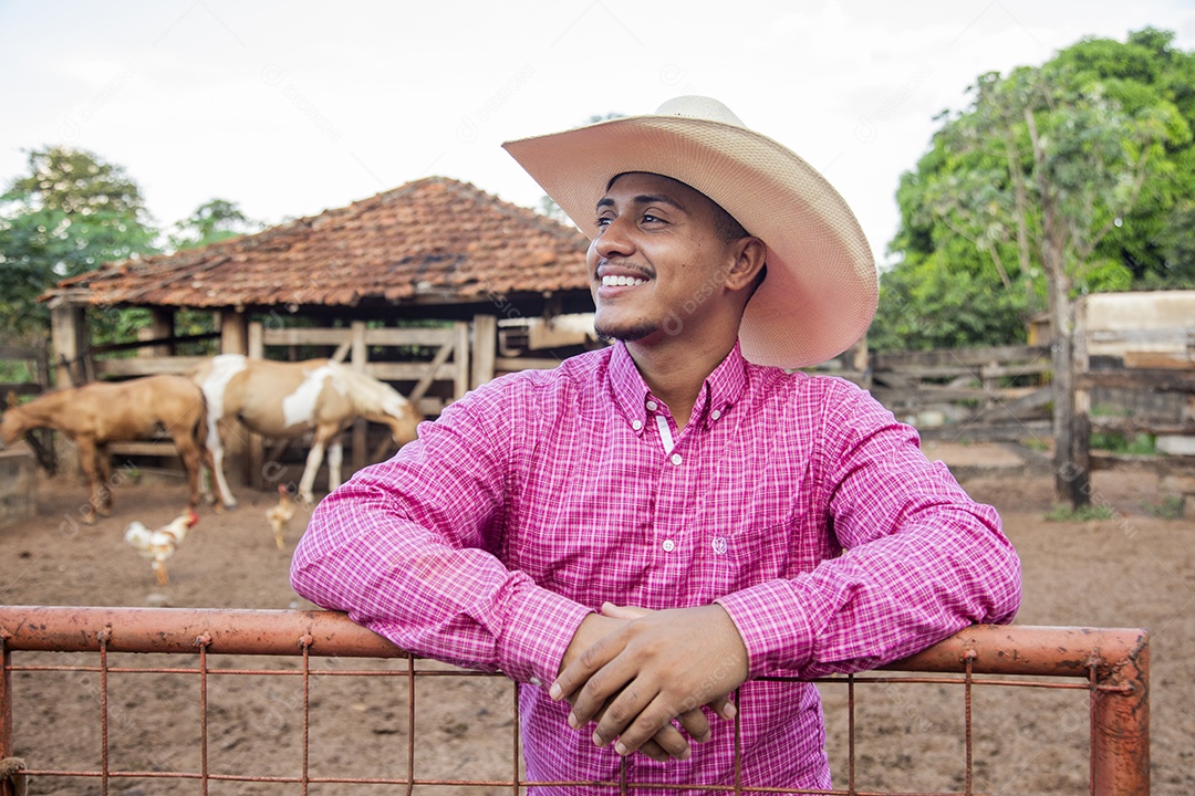 Homem jovem sobre fazenda