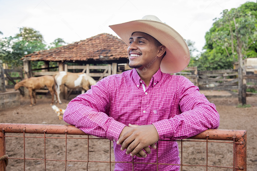 Homem jovem sobre fazenda