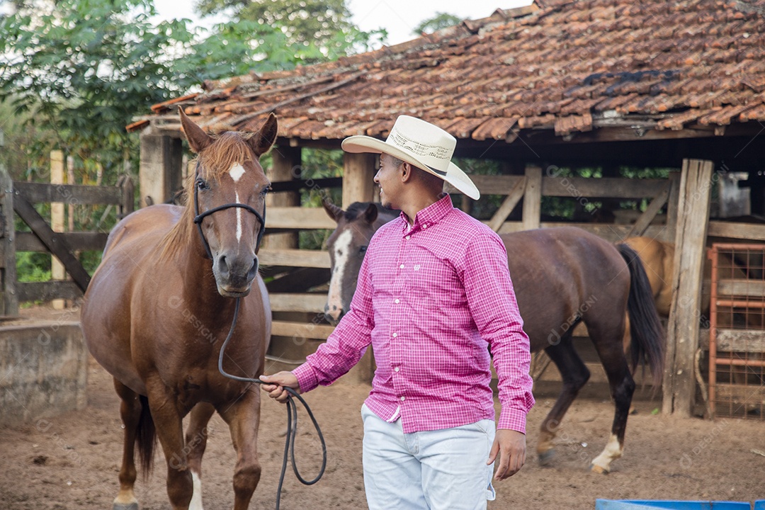 Homem jovem sobre fazenda