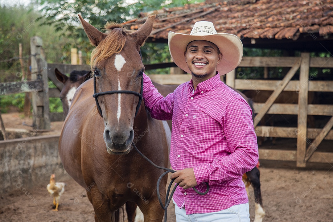 Homem jovem sobre fazenda