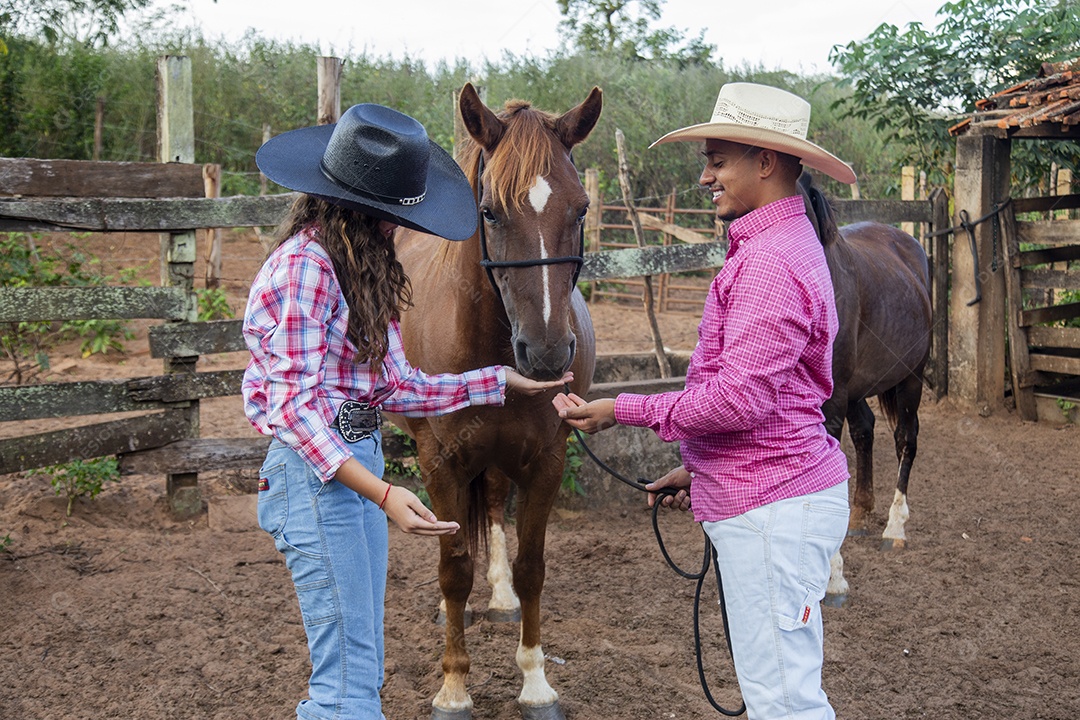 Casal jovens sobre fazenda