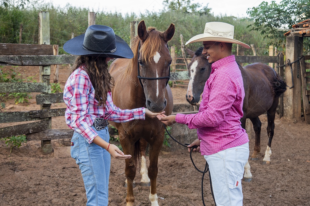 Casal jovens sobre fazenda