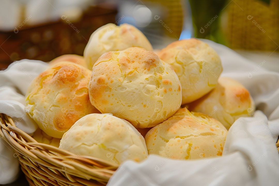Pães de queijo fresco em uma bandeija