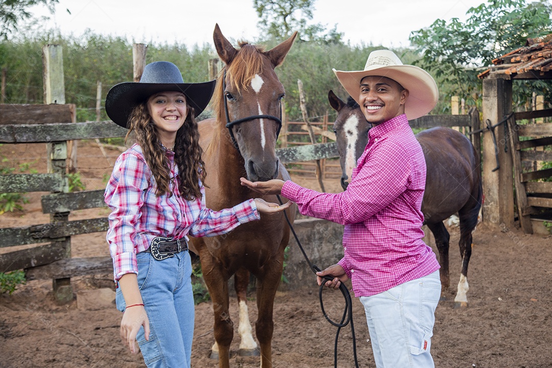 Lindo casal sobre fazenda