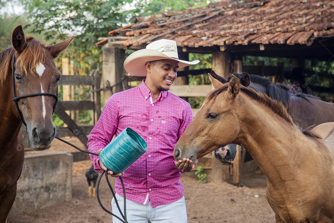 Homem jovem fazendeiro sobre fazenda