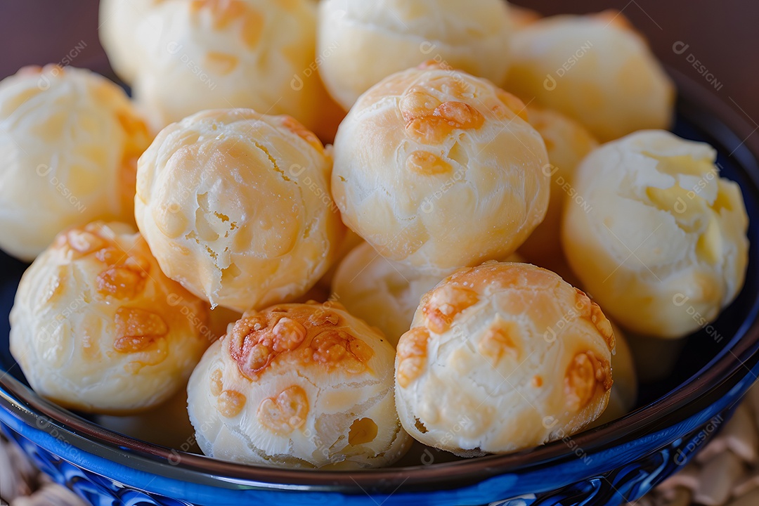 Pães de queijo fresco em uma bandeija