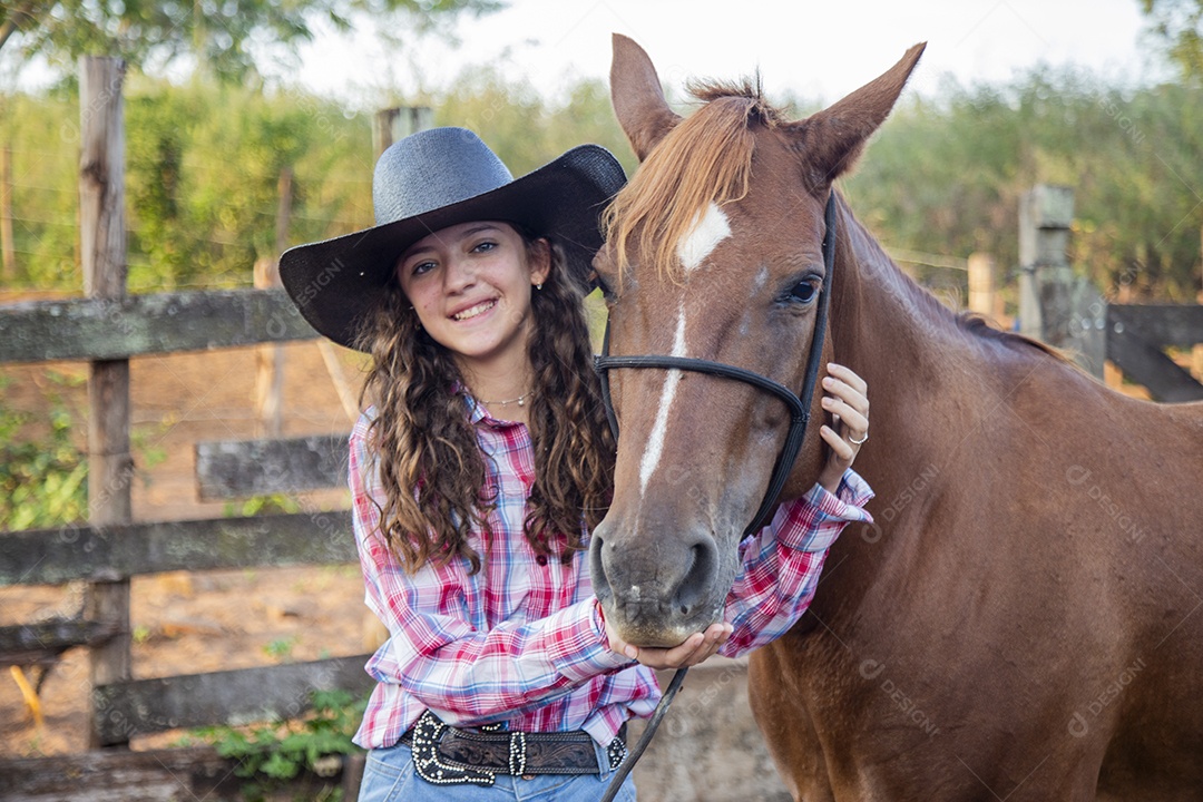 Menina jovem cuidando de seu cavalo