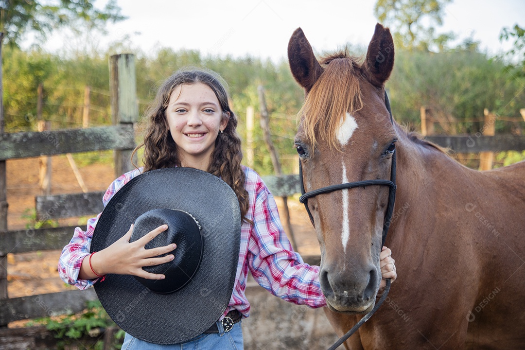 Menina jovem cuidando de seu cavalo