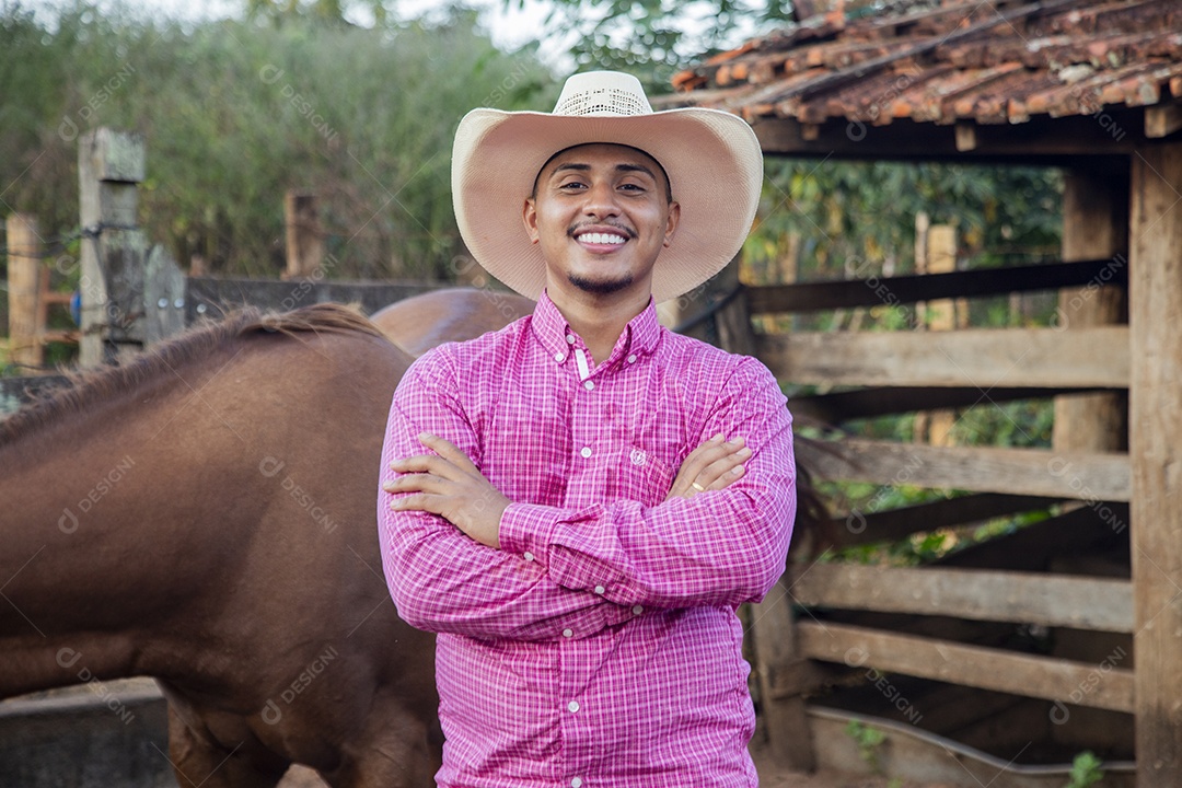 Homem jovem sobre fazenda
