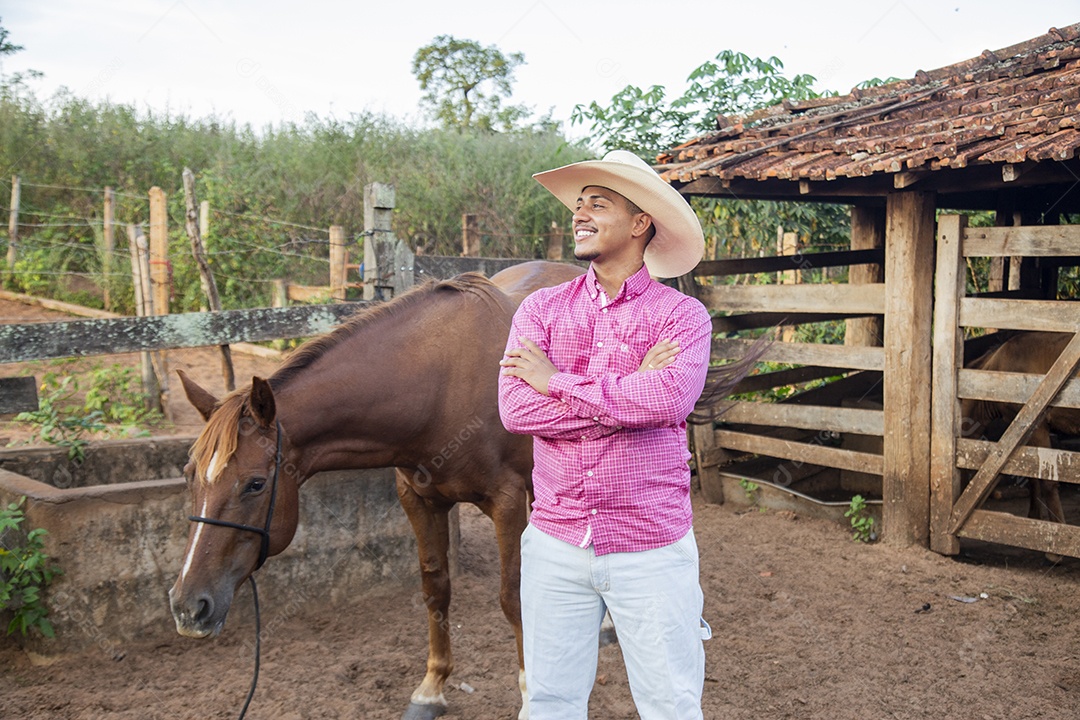 Homem jovem fazendeiro sobre fazenda