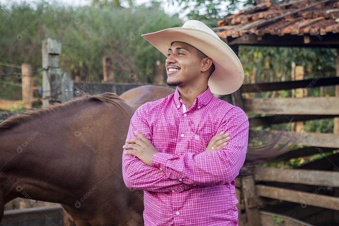 Homem jovem sobre fazenda