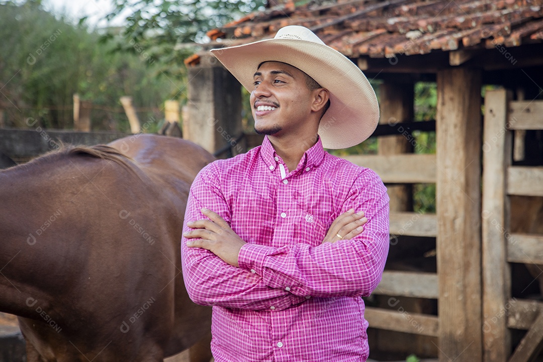 Homem jovem sobre fazenda