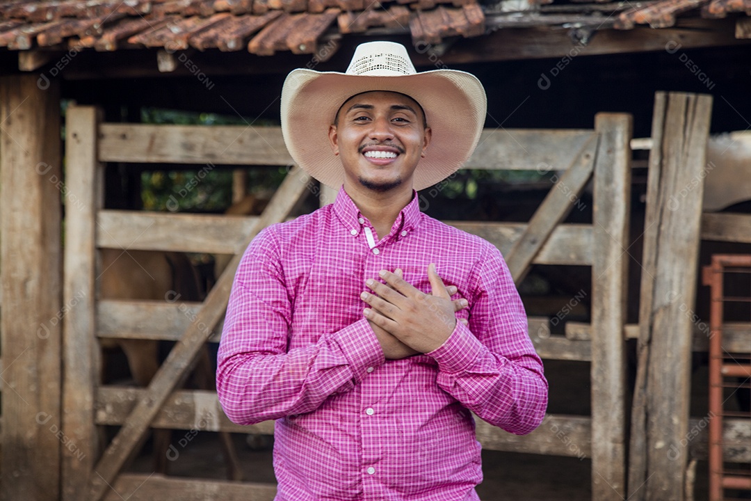Homem jovem sobre fazenda