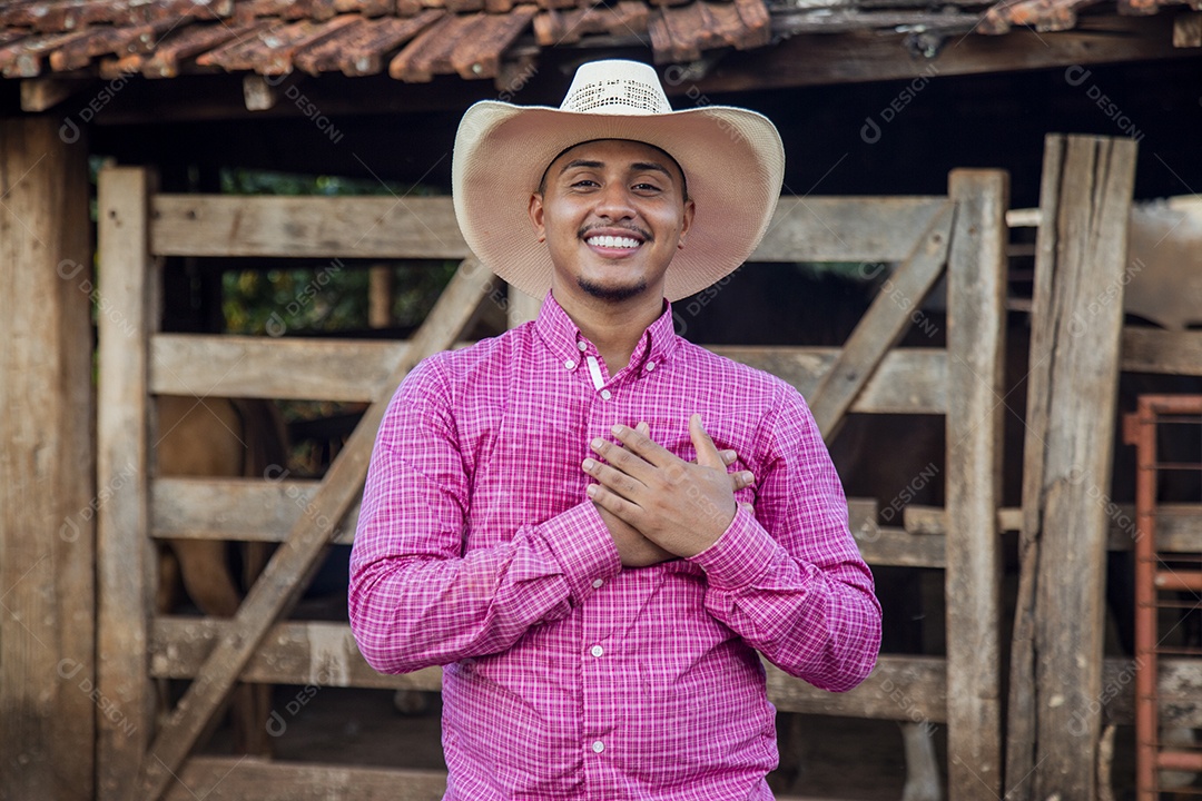Homem jovem sobre fazenda