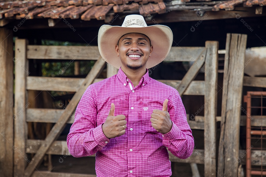 Homem jovem sobre fazenda