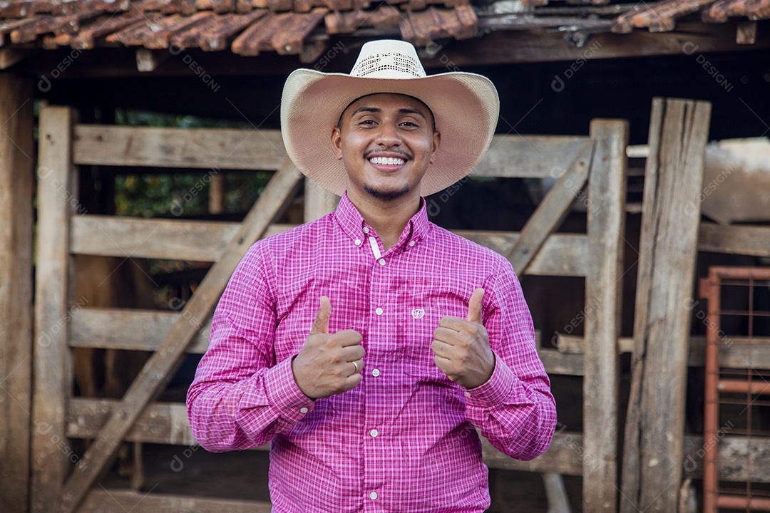 Homem jovem sobre fazenda