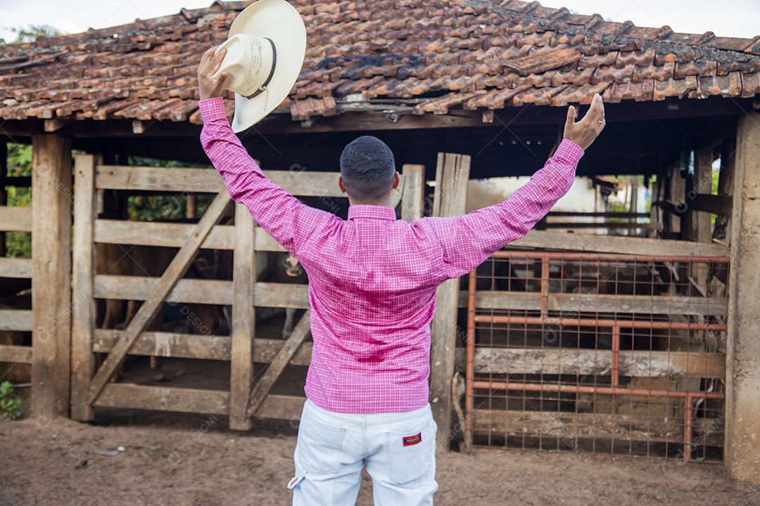 Homem jovem sobre fazenda
