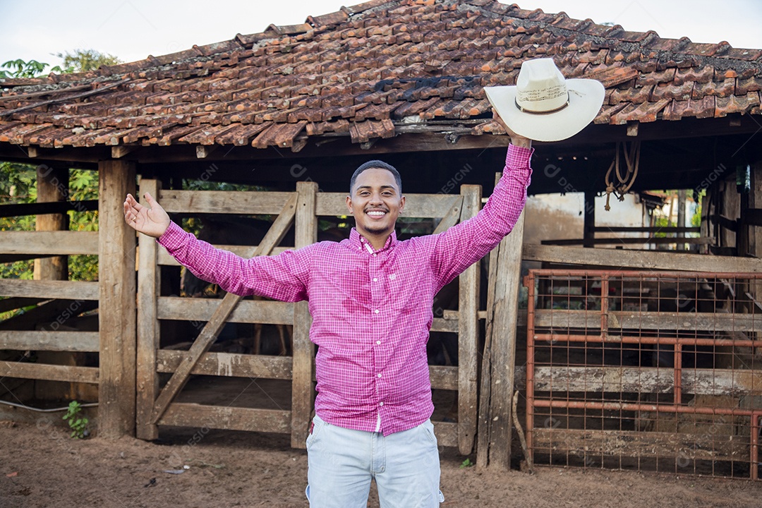 Homem jovem sobre fazenda