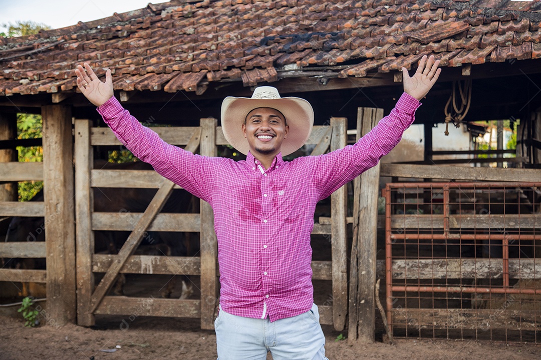 Homem jovem sobre fazenda