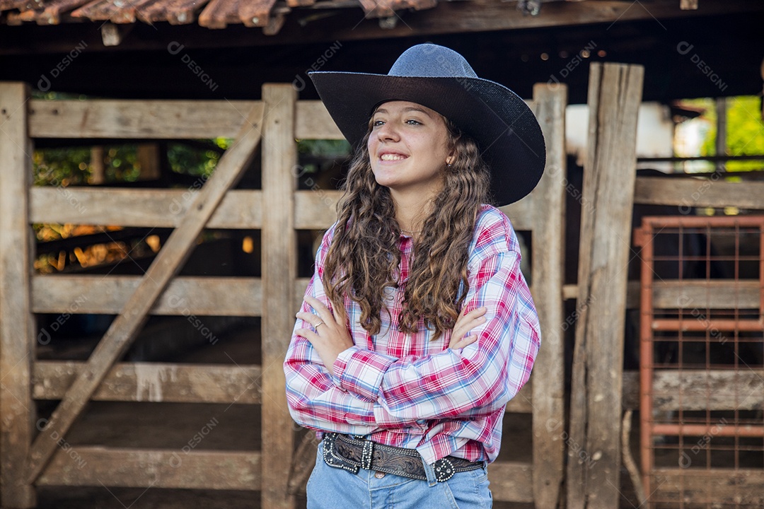 Linda menina jovem sobre fazenda