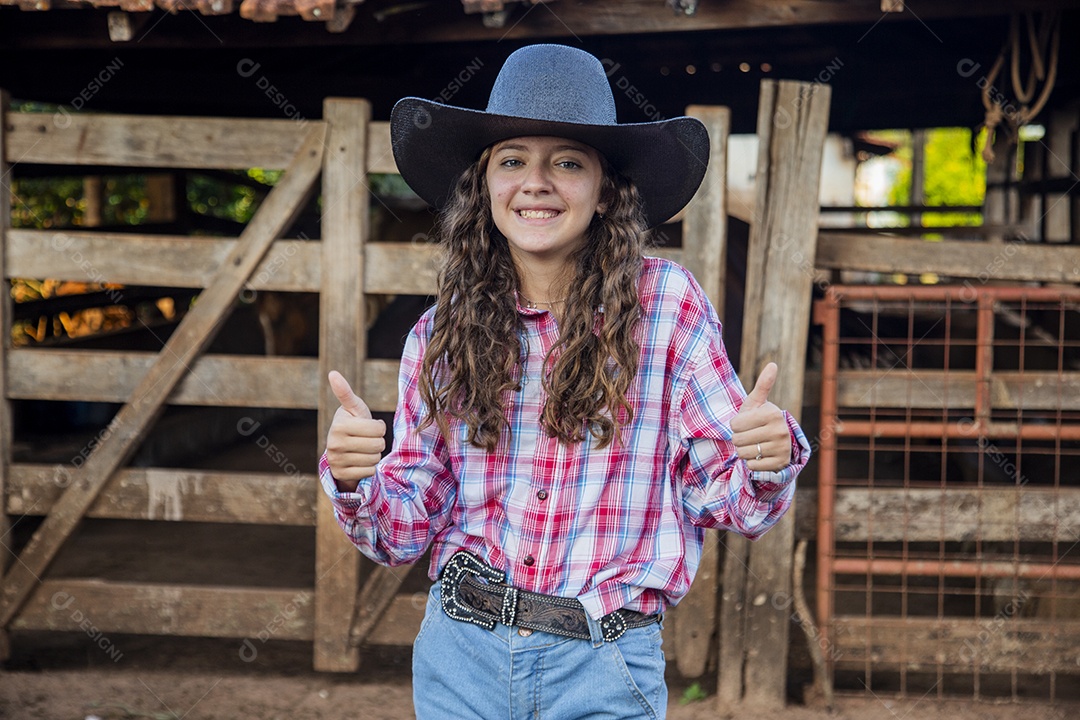 Linda menina jovem sobre fazenda