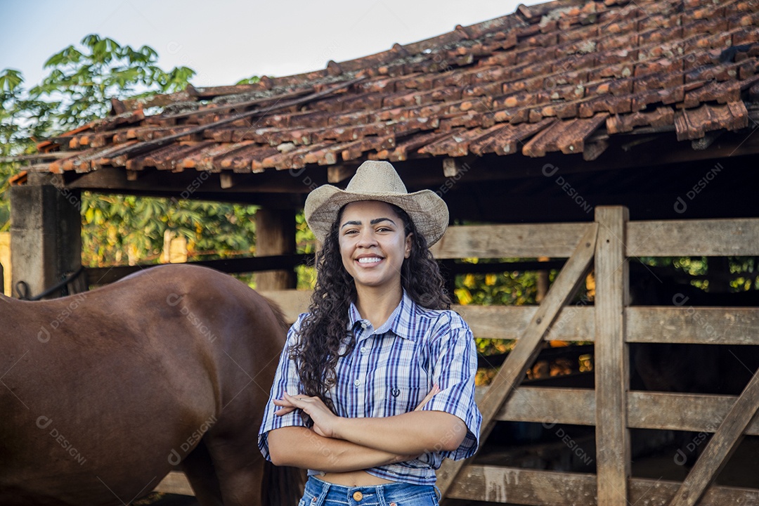 Linda menina jovem sobre fazenda