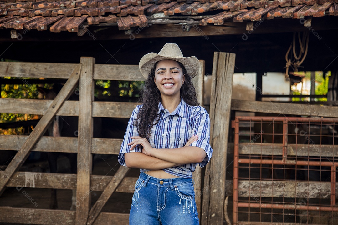 Linda menina jovem sobre fazenda