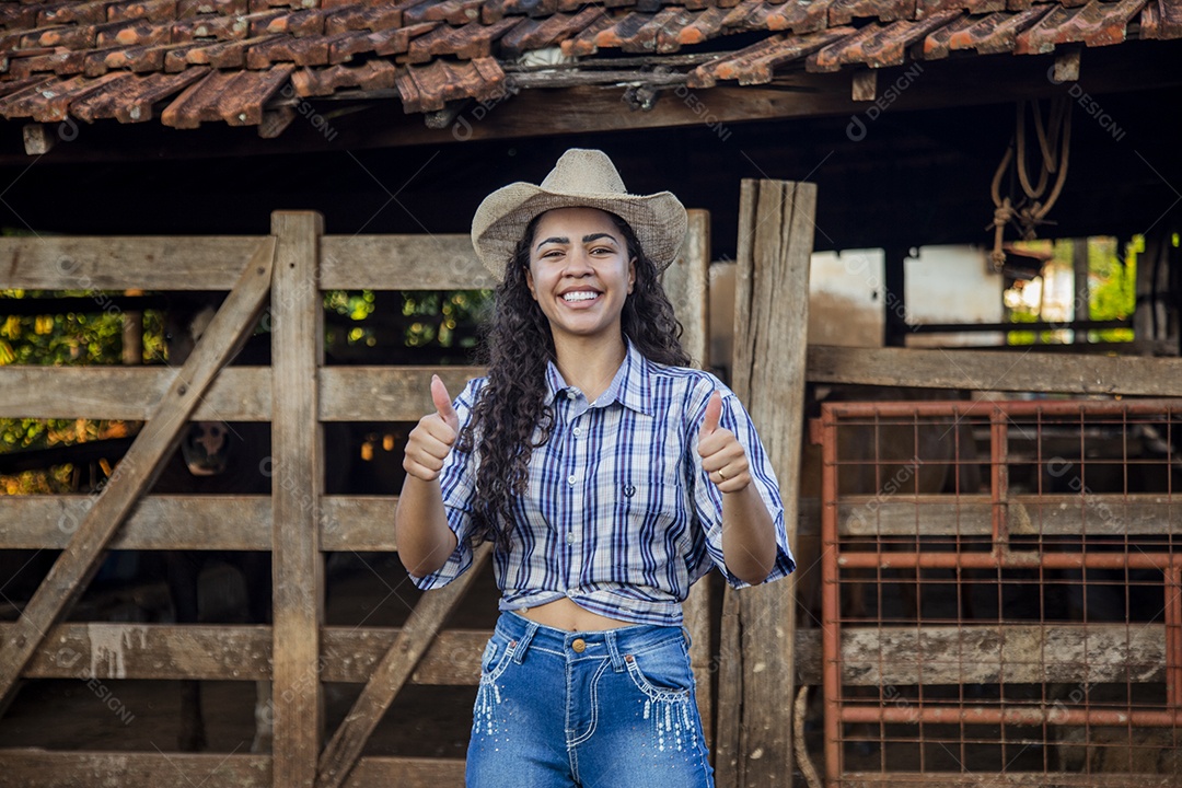 Linda menina jovem sobre fazenda