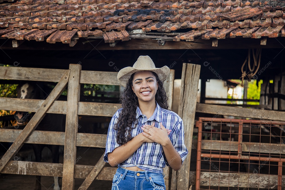 Linda menina jovem sobre fazenda