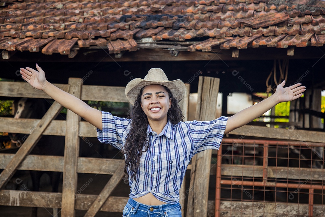 Linda menina jovem sobre fazenda