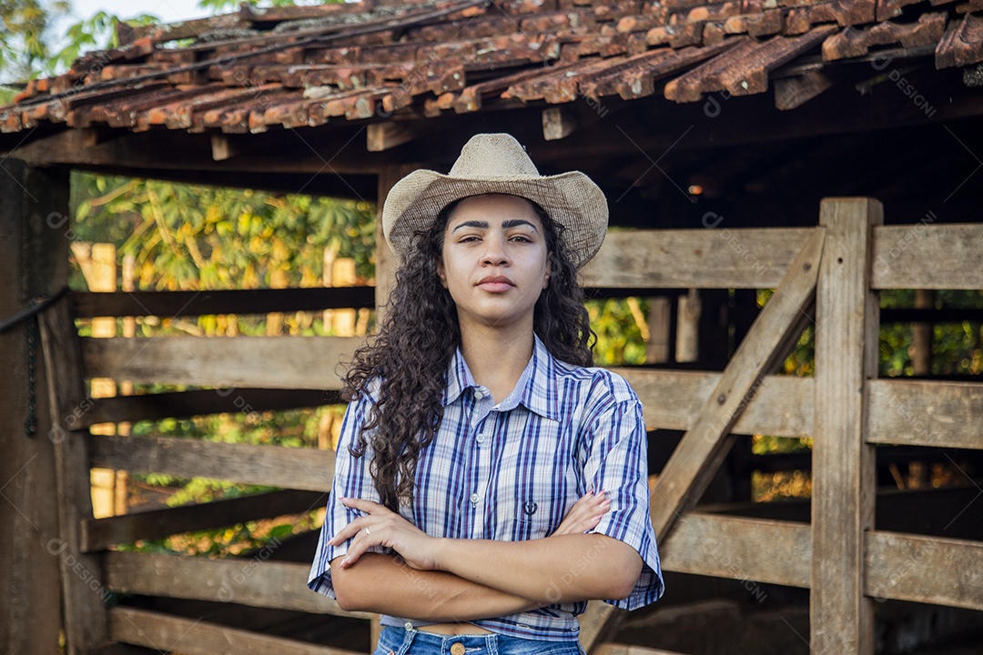 Linda menina jovem sobre fazenda
