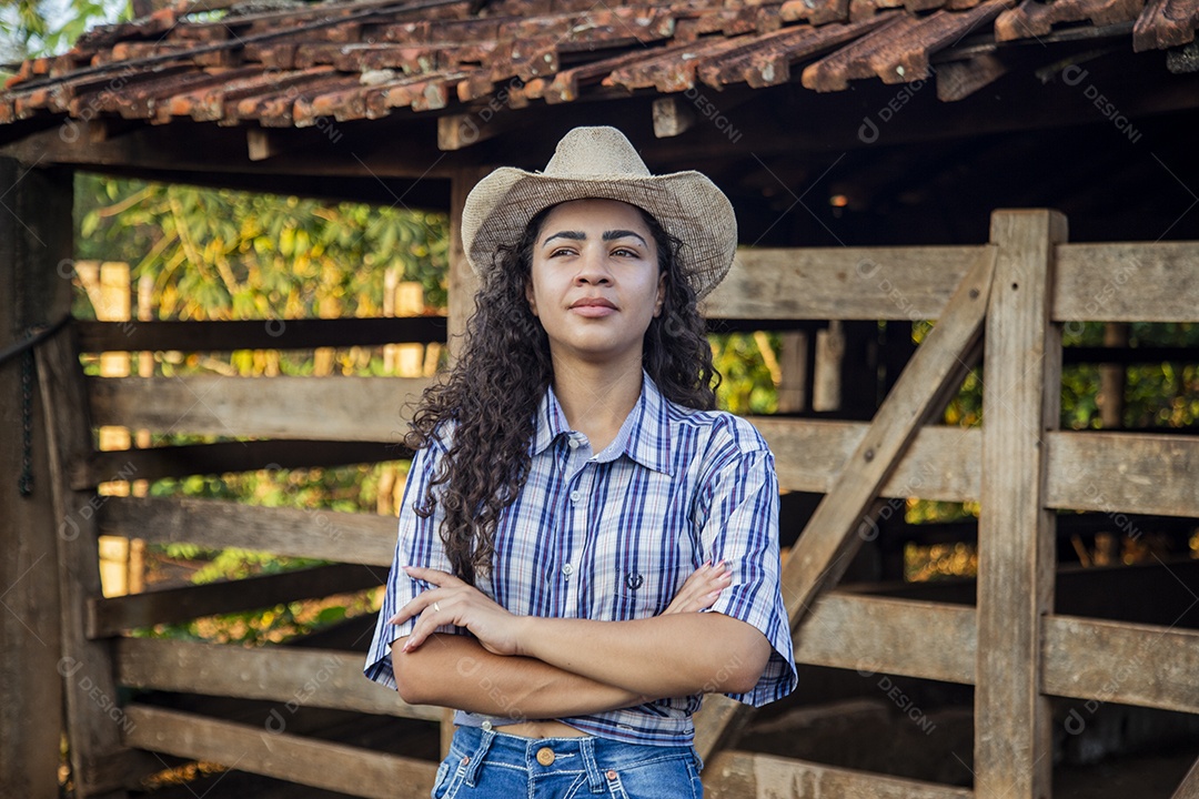 Linda menina jovem sobre fazenda