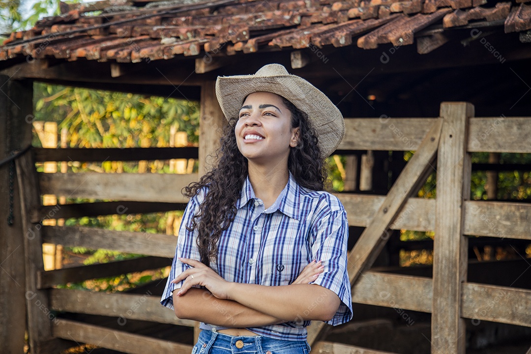 Linda menina jovem sobre fazenda