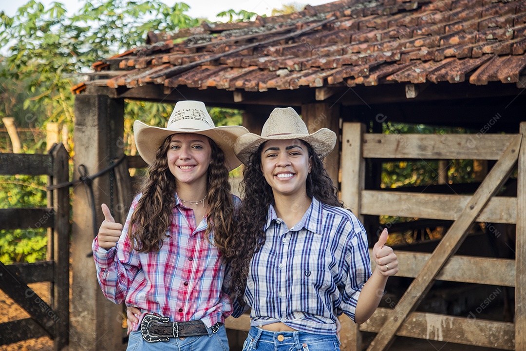 Lindas meninas jovens sobre fazenda