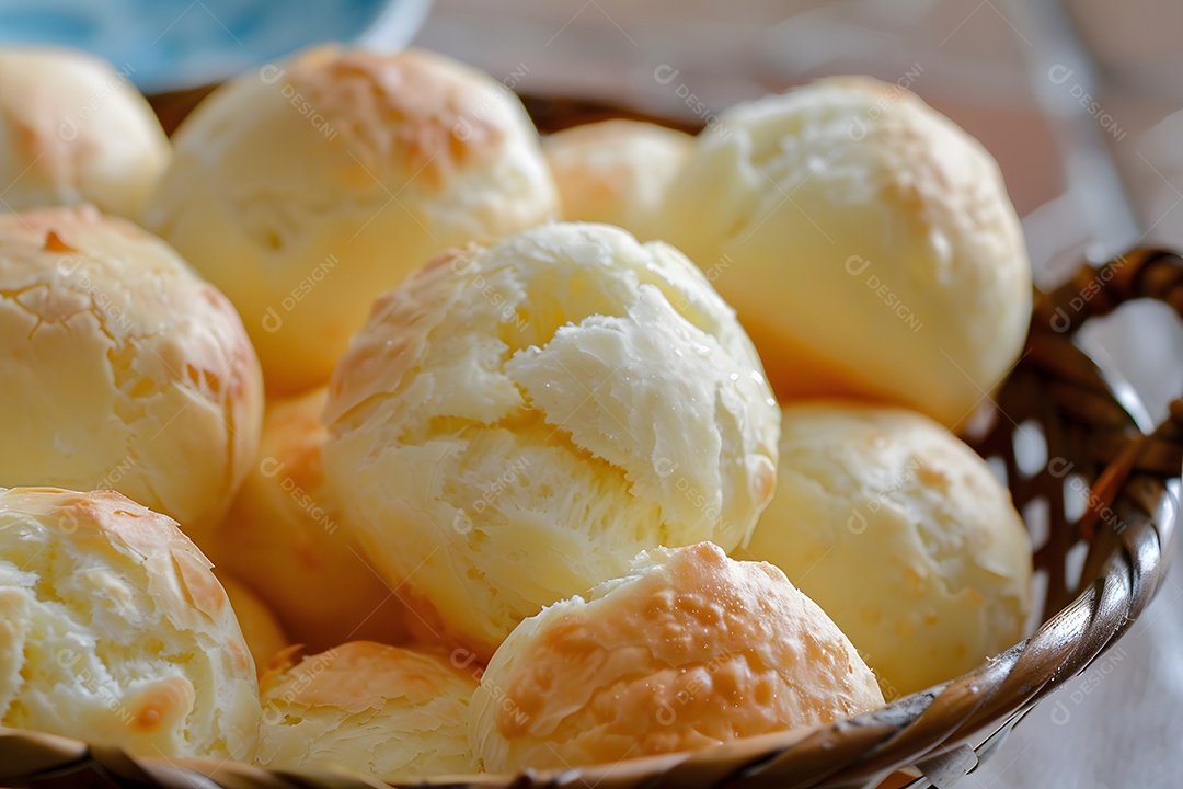Pães de queijo fresco em uma bandeija