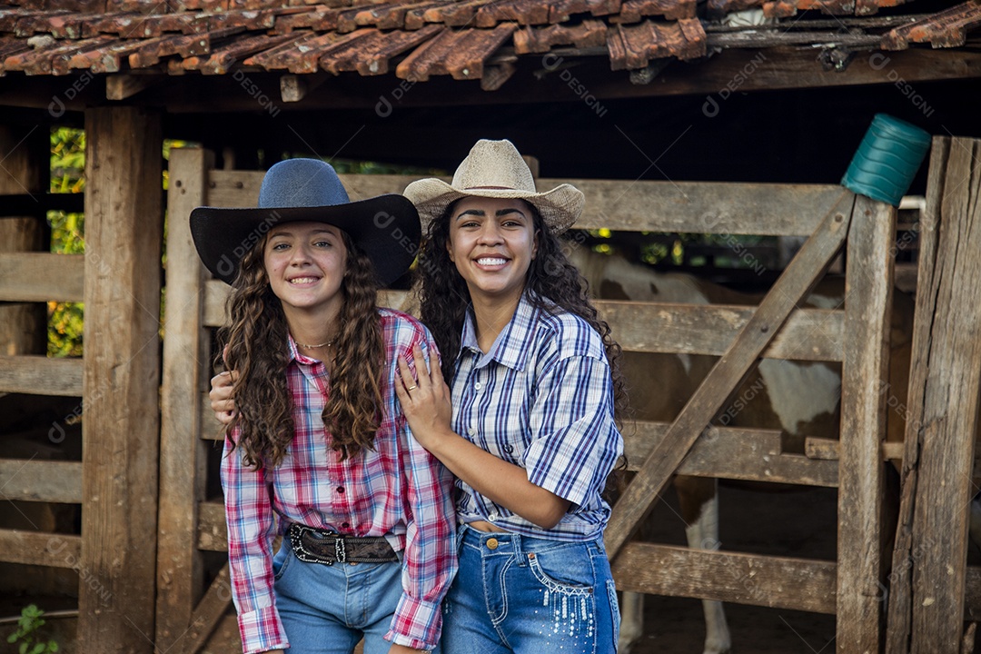 Lindas meninas jovens sobre fazenda