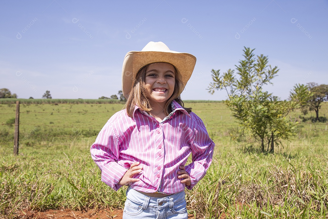 Linda menina jovem sobre fazenda