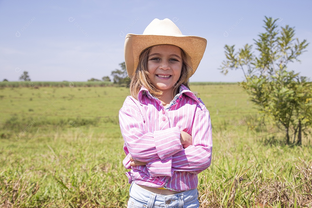 Linda menina jovem sobre fazenda
