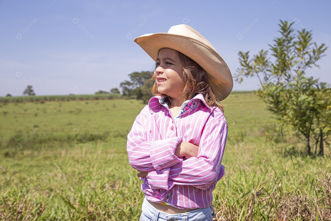 Linda menina jovem sobre fazenda