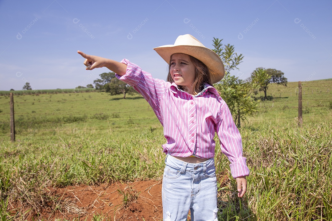 Linda menina jovem sobre fazenda