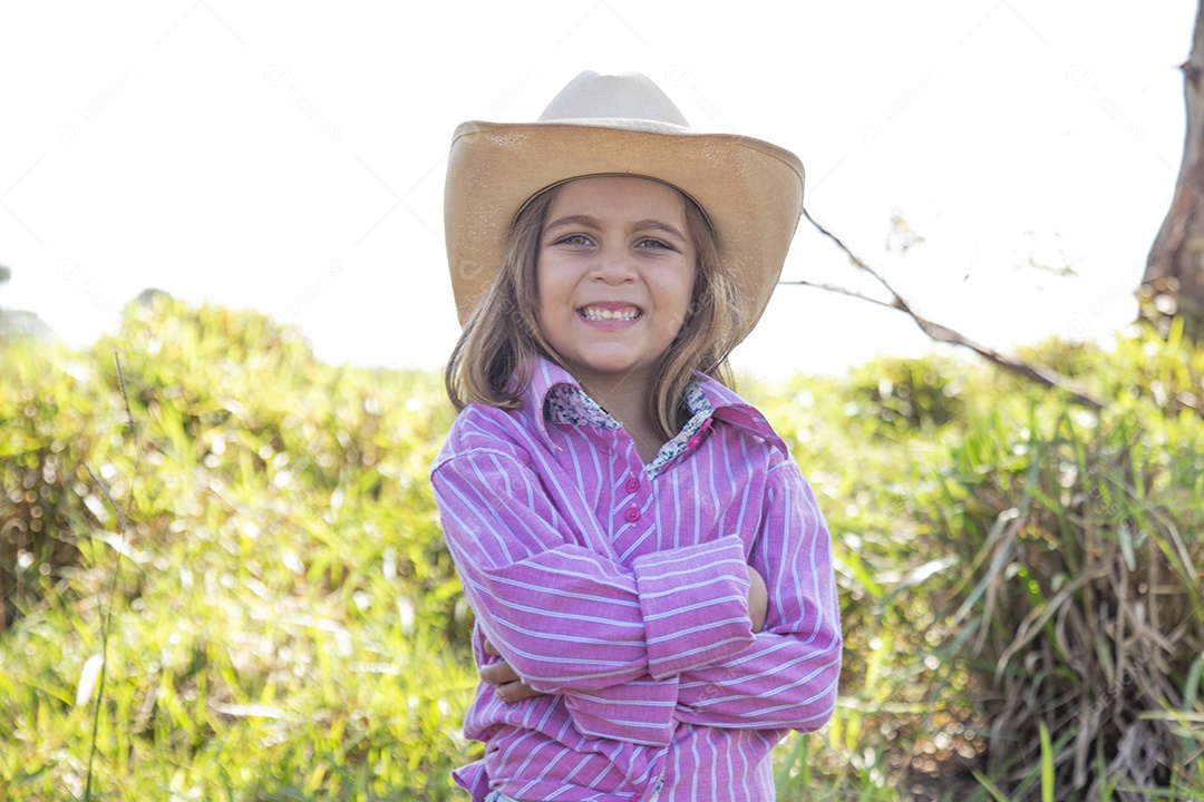 Linda menina jovem sobre fazenda