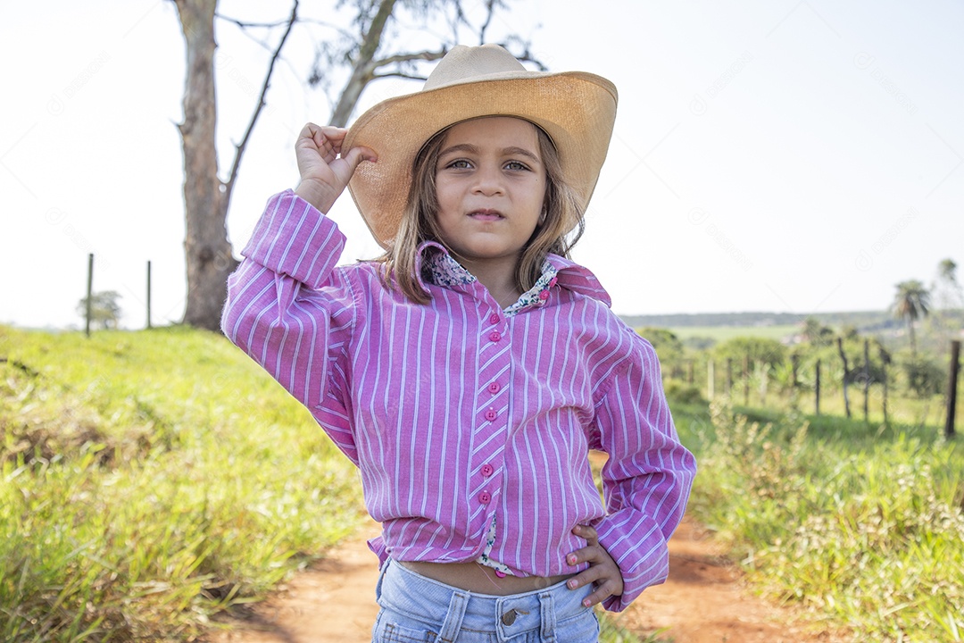 Linda menina jovem sobre fazenda