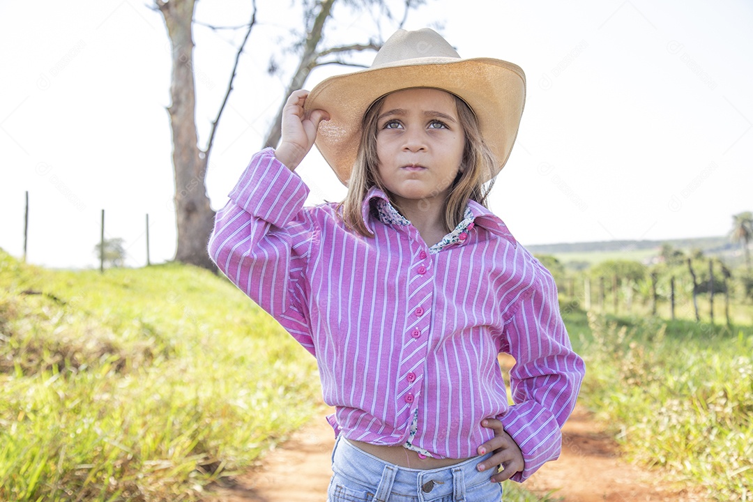 Linda menina jovem sobre fazenda