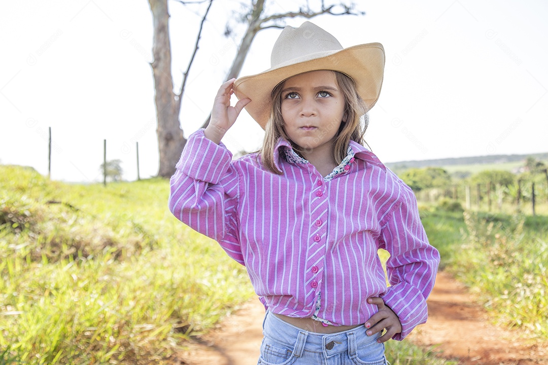 Linda menina jovem sobre fazenda